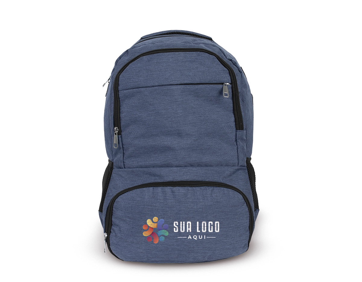 Mochila confeccionada em poliéster 300D reforçado, com capacidade de até 26 litros. Possui 5 compartimentos, sendo o principal com divisória interna para notebook de até 15,6 polegadas e um compartimento térmico com revestimento interno em folha térmica aluminizada, ideal para manter a temperatura dos alimentos sempre frescos. Conta também com bolso antifurto nas costas e mais dois compartimentos de tamanhos diferentes para melhor organização. Possui dois bolsos laterais em malha com elástico, suporte externo USB, saída para fone de ouvido, engate para mala de viagem, além de alças de ombro com revestimento de espuma respirável e listras refletivas.