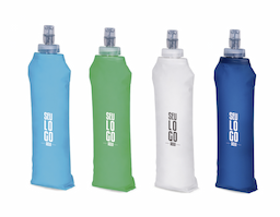 Squeeze dobrável com capacidade para até 500ml. Feito em poliuretano termoplástico (TPU), material resistente a variações de temperatura e livre de BPA, possui bico rosqueável em plástico e bico em silicone macio, que permite a ingestão de líquidos ao morder levemente a ponta após inclinar o squeeze.