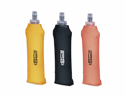 Squeeze dobrável com capacidade para até 500ml. Feito em poliuretano termoplástico (TPU), material resistente a variações de temperatura e livre de BPA, possui bico rosqueável em plástico e bico em silicone macio, que permite a ingestão de líquidos ao morder levemente a ponta após inclinar o squeeze.