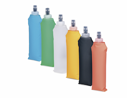 Squeeze dobrável com capacidade para até 500ml. Feito em poliuretano termoplástico (TPU), material resistente a variações de temperatura e livre de BPA, possui bico rosqueável em plástico e bico em silicone macio, que permite a ingestão de líquidos ao morder levemente a ponta após inclinar o squeeze.