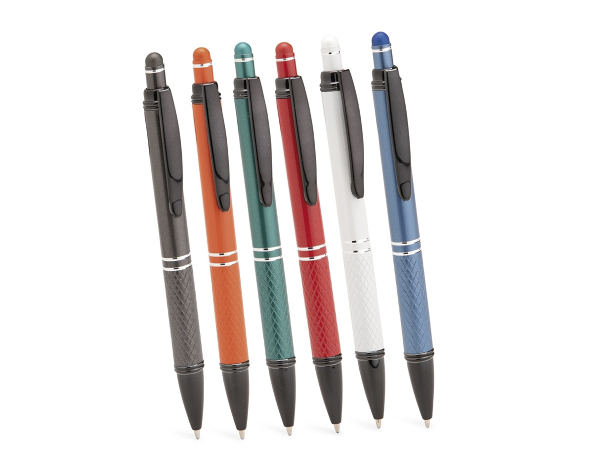 Caneta metálica com textura próximo à ponta, detalhes em plástico e acabamento emborrachado no topo para o uso em dispositivos com telas sensíveis ao toque. Conta ainda com acionamento por clique e carga esferográfica azul de 1,0mm.