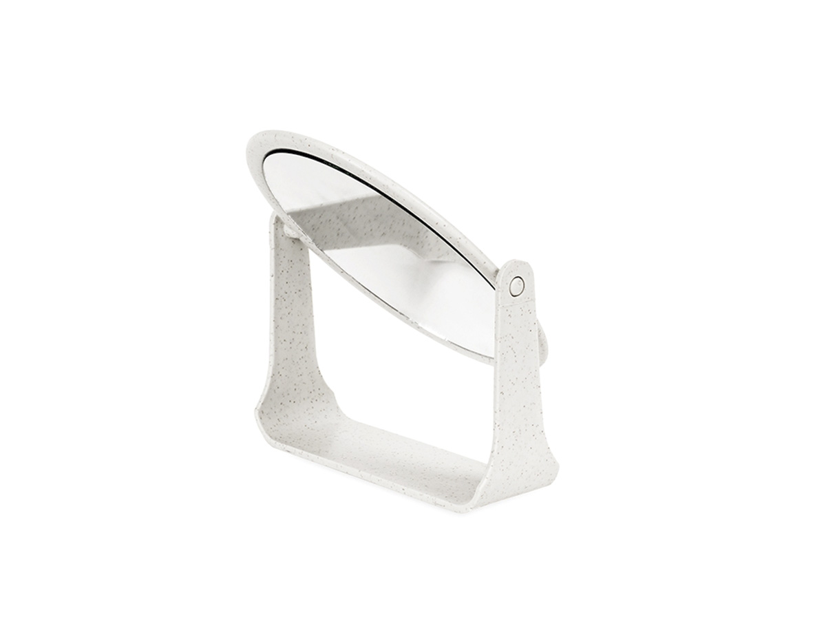 Espelho de mesa oval dupla face, sem aumento, ideal para uso diário em ambientes residenciais ou corporativos. Possui moldura e base confeccionadas em plástico polipropileno (PP), material leve e resistente, que garante estabilidade e durabilidade ao produto. Prático e funcional, é perfeito para apoiar sobre mesas, penteadeiras ou bancadas, sendo também uma ótima opção de brinde útil e elegante para ações promocionais.