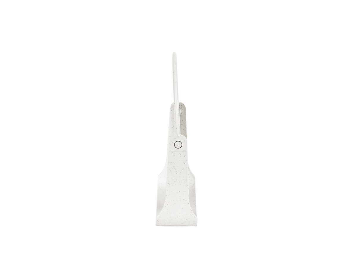 Espelho de mesa oval dupla face, sem aumento, ideal para uso diário em ambientes residenciais ou corporativos. Possui moldura e base confeccionadas em plástico polipropileno (PP), material leve e resistente, que garante estabilidade e durabilidade ao produto. Prático e funcional, é perfeito para apoiar sobre mesas, penteadeiras ou bancadas, sendo também uma ótima opção de brinde útil e elegante para ações promocionais.