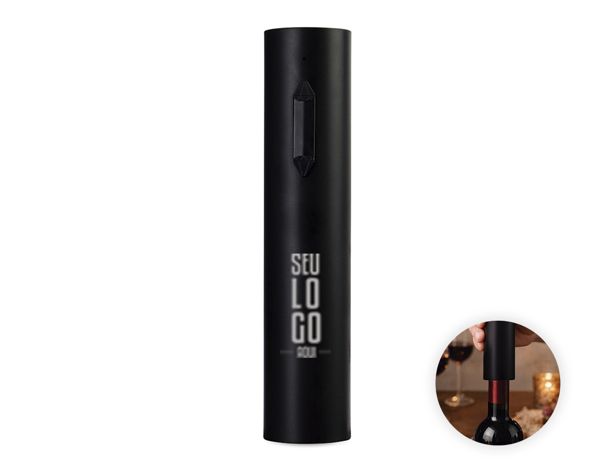 Saca rolhas elétrico recarregável com estrutura em plástico ABS, policarbonato (PC) e broca em aço carbono. Conta com botões em formato de diamante para controle do aparelho e acompanha cabo USB-C para carregamento.