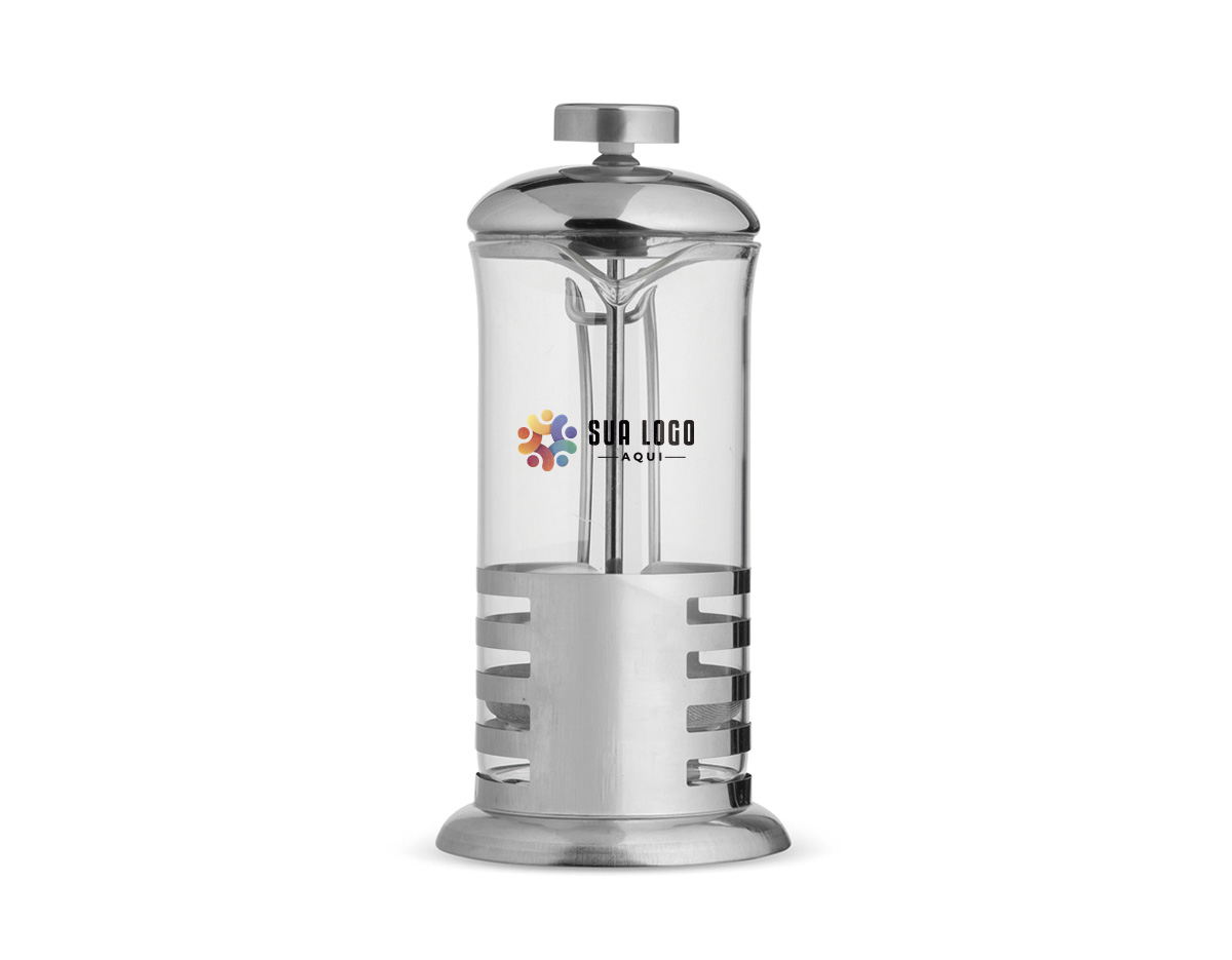 Cafeteira tipo prensa francesa com capacidade de até 350ml, ideal para preparar café com praticidade e sabor intenso. Produzida em vidro, possui alça e detalhes em inox, além de tampa com êmbolo e filtro em tela de inox. Um item elegante e funcional, perfeito para brindes corporativos sofisticados.