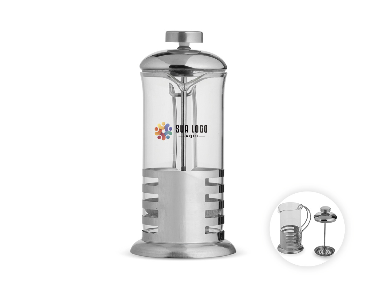 Cafeteira tipo prensa francesa com capacidade de até 350ml, ideal para preparar café com praticidade e sabor intenso. Produzida em vidro, possui alça e detalhes em inox, além de tampa com êmbolo e filtro em tela de inox. Um item elegante e funcional, perfeito para brindes corporativos sofisticados.