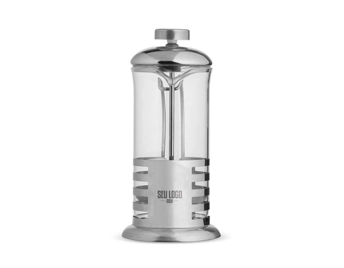 Cafeteira tipo prensa francesa com capacidade de até 350ml, ideal para preparar café com praticidade e sabor intenso. Produzida em vidro, possui alça e detalhes em inox, além de tampa com êmbolo e filtro em tela de inox. Um item elegante e funcional, perfeito para brindes corporativos sofisticados.
