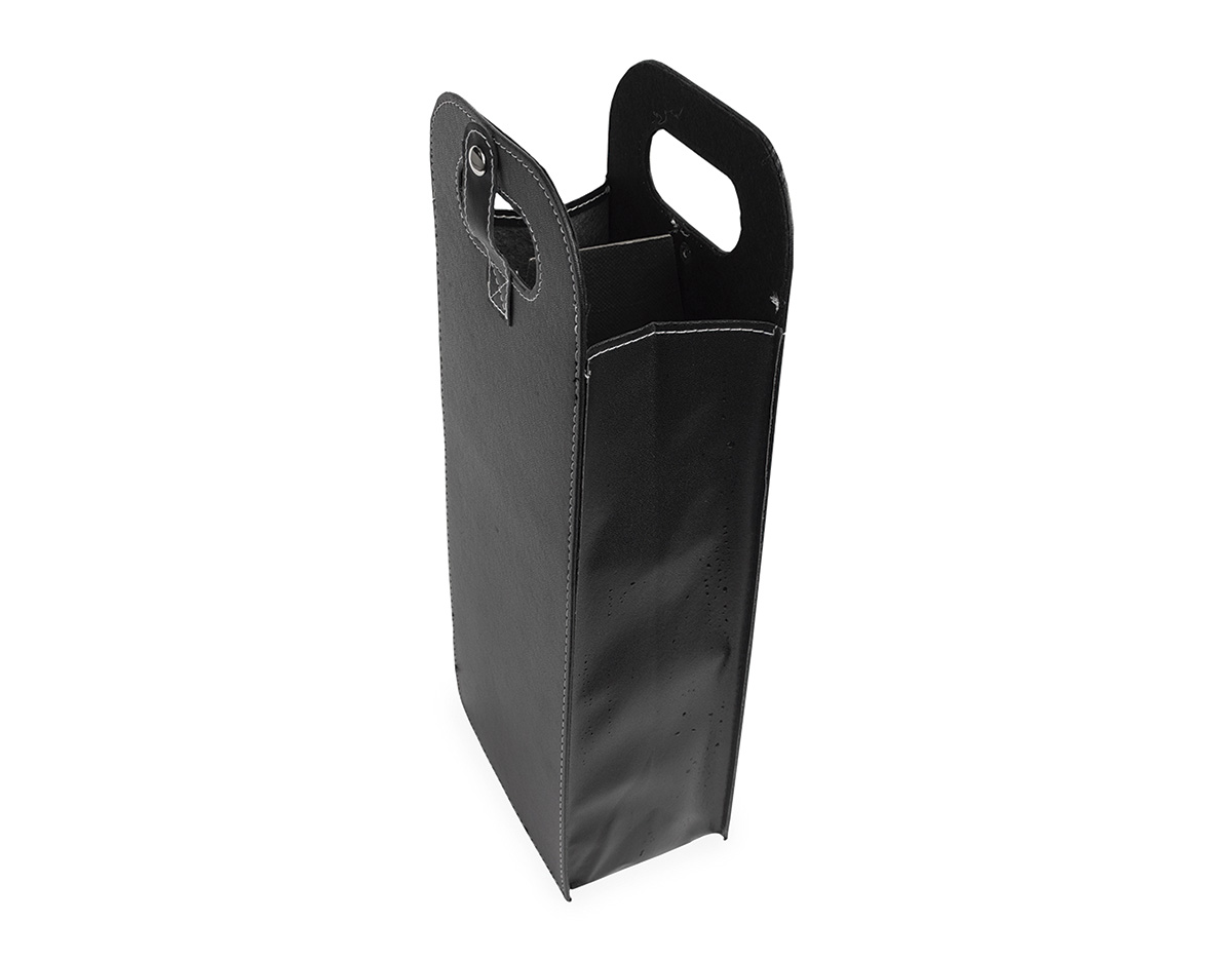 Porta vinhos duplo em couro sintético com estrutura interna em papelão, ideal para transportar garrafas com segurança e elegância. Possui alça de mão vazada, fechamento em botão metálico e divisória removível que facilita a organização. Um brinde corporativo sofisticado, perfeito para valorizar presentes e ocasiões especiais.