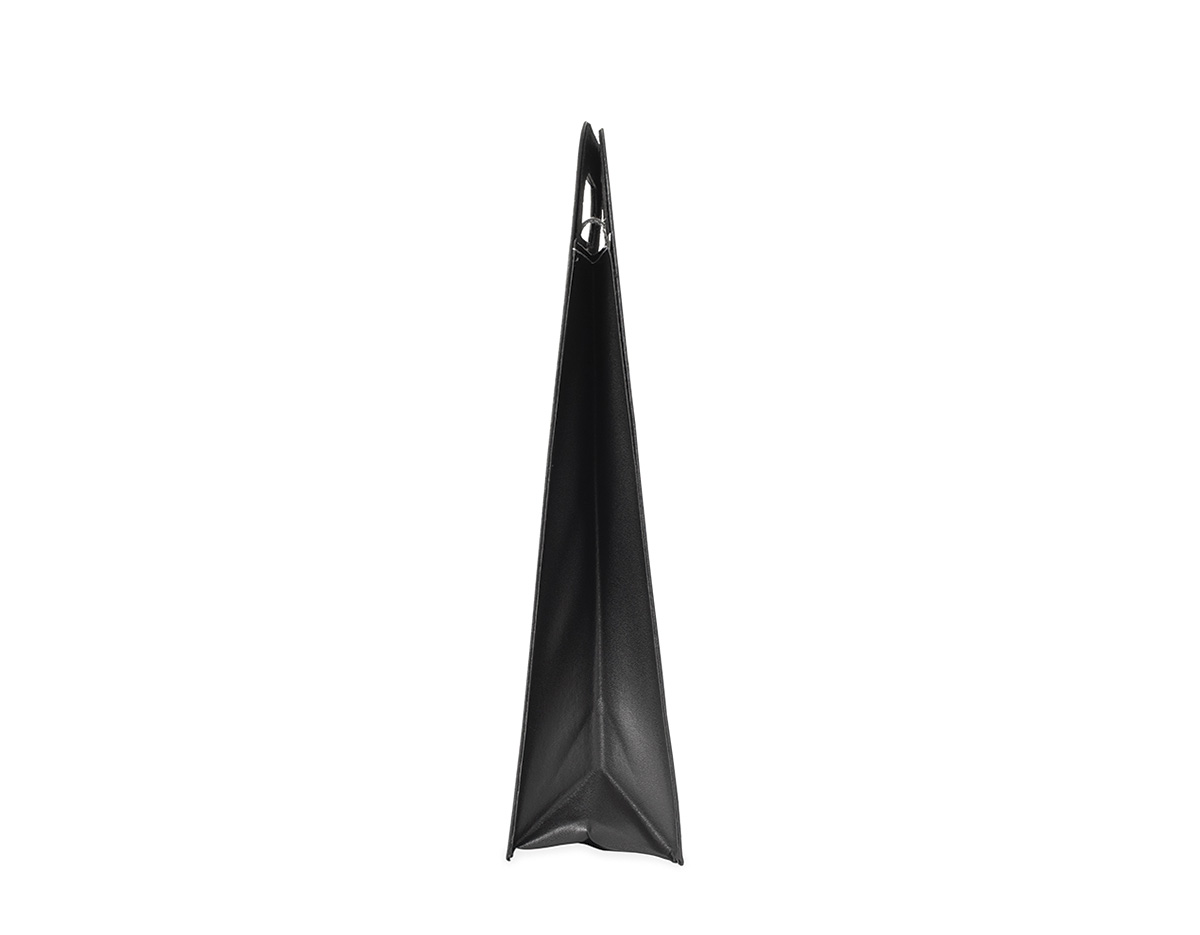 Porta vinhos duplo em couro sintético com estrutura interna em papelão, ideal para transportar garrafas com segurança e elegância. Possui alça de mão vazada, fechamento em botão metálico e divisória removível que facilita a organização. Um brinde corporativo sofisticado, perfeito para valorizar presentes e ocasiões especiais.