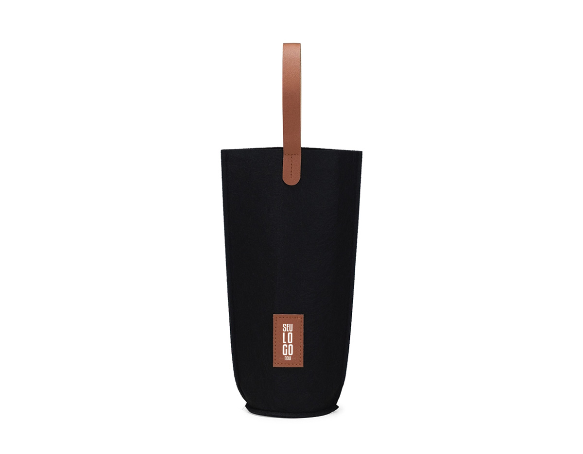 Sacola porta-vinho confeccionada em feltro, material que oferece leveza e proteção no transporte da garrafa. Possui alças de mão que proporcionam praticidade no manuseio e plaquinha retangular frontal em couro sintético, indicada para personalização. Um item elegante e funcional para presentear ou compor ações corporativas.