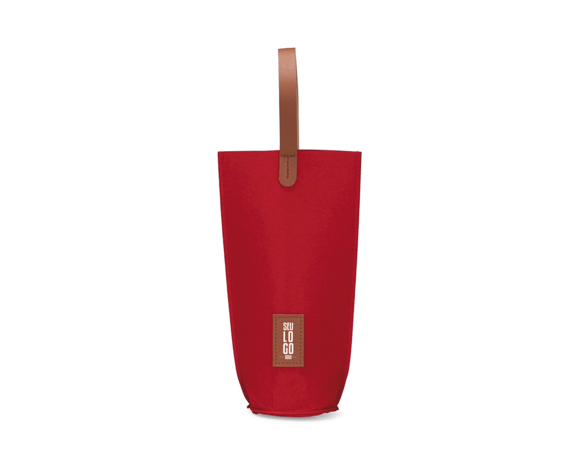 Sacola porta-vinho confeccionada em feltro, material que oferece leveza e proteção no transporte da garrafa. Possui alças de mão que proporcionam praticidade no manuseio e plaquinha retangular frontal em couro sintético, indicada para personalização. Um item elegante e funcional para presentear ou compor ações corporativas.