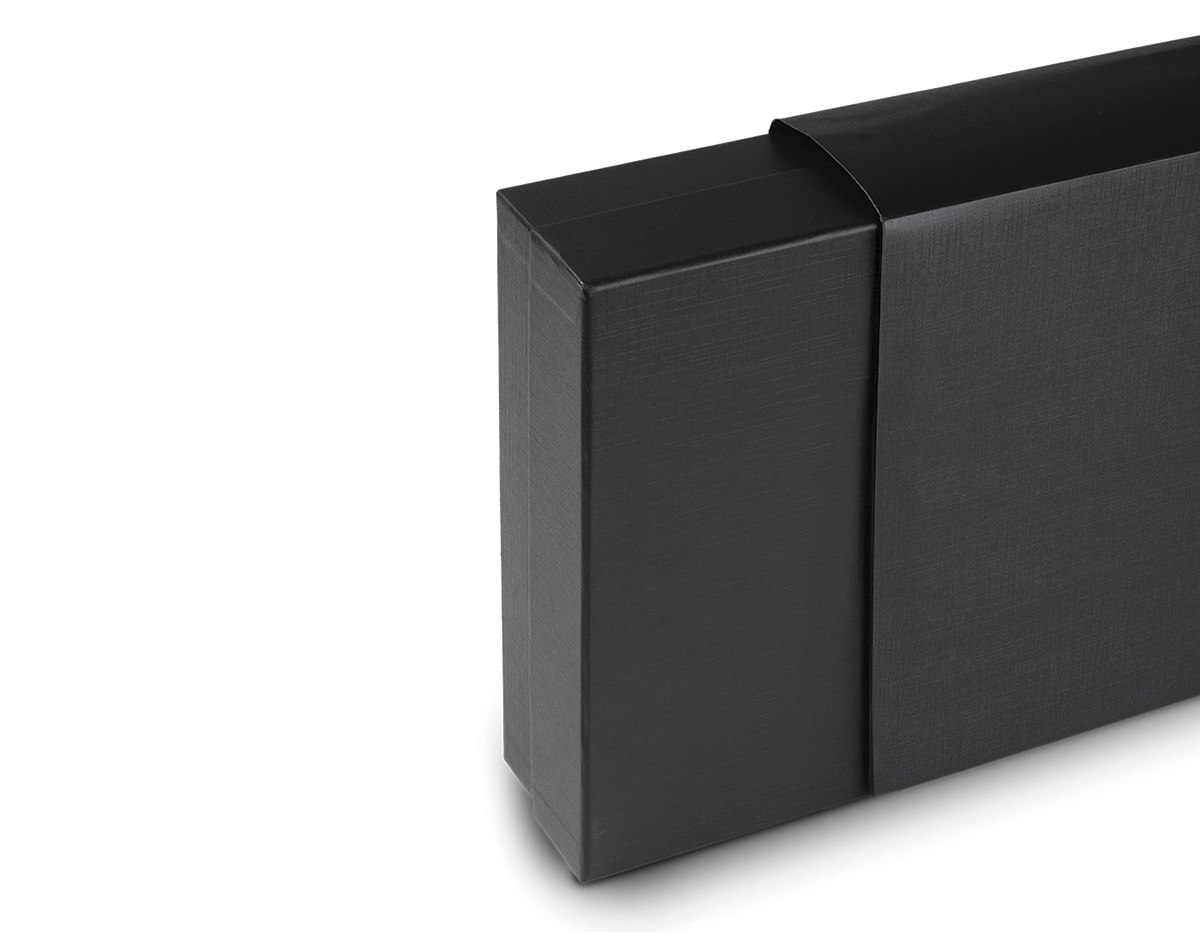 Conjunto elegante e sustentável, composto por caderno em material RPET com fechamento magnético e 100 páginas, ideal para anotações do dia a dia. Acompanha caneta modelo twist com detalhe em tecido RPET preto e garrafa térmica de parede dupla em inox, com interior em inox 304, exterior em inox 201 e capacidade de 550 ml. O kit é entregue em caixa presenteável, tornando-se um brinde corporativo sofisticado, funcional e alinhado a práticas sustentáveis.
Dimensão do Produto: 23,5x7,1cm (Garrafa) - 21x14,5cm (Caderno) - 7,6x30x24,7cm (Caixa)