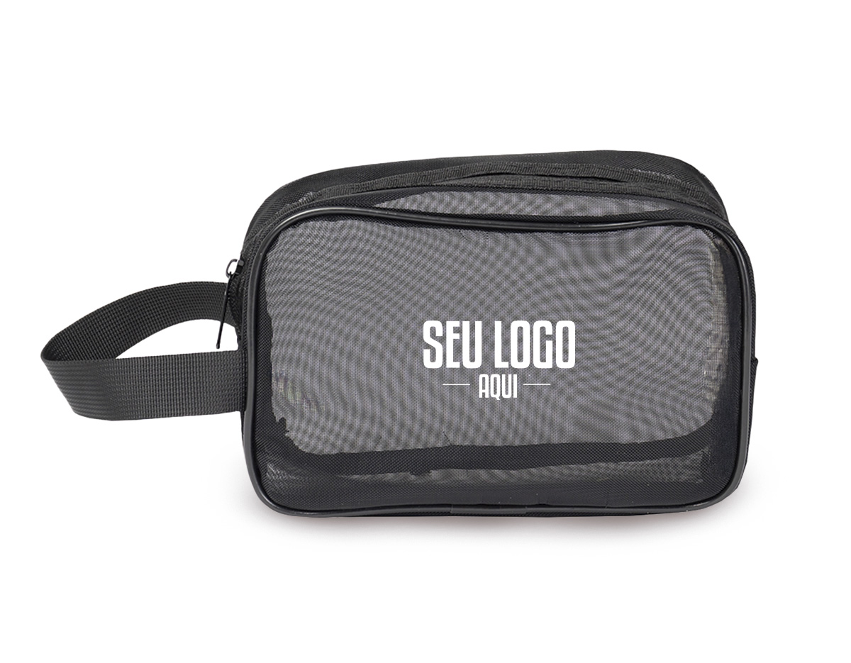 Nécessaire confeccionada em tela de nylon, leve e resistente, ideal para o dia a dia. Possui fechamento em zíper que garante segurança aos itens armazenados e alça lateral que facilita o transporte. Versátil e funcional, é perfeita para organizar objetos pessoais, cosméticos ou acessórios, sendo uma excelente opção de brinde corporativo prático e moderno.
