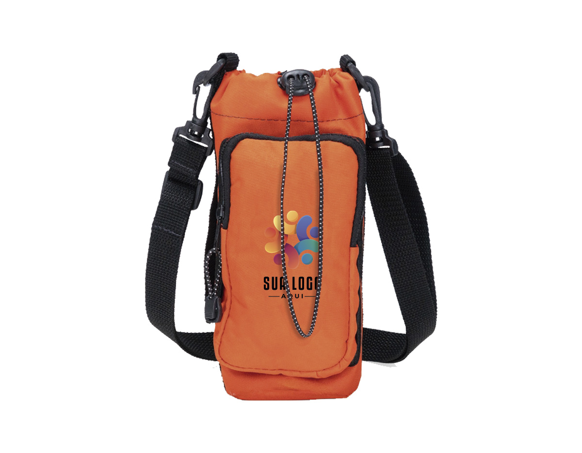 Porta garrafa confeccionado em Oxford resistente à água. Conta com elástico para fechamento, bolso frontal com fechamento em zíper, alça lateral fixa e alça transversal ajustável em nylon.