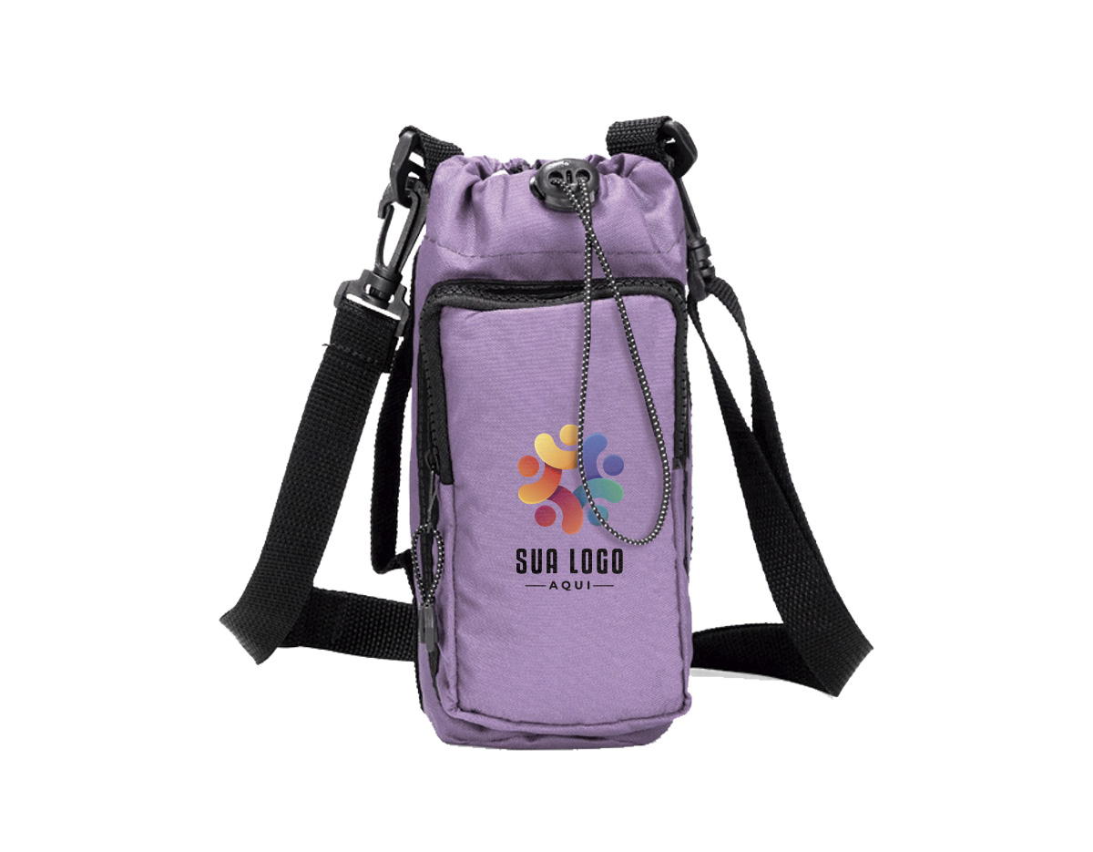 Porta garrafa confeccionado em Oxford resistente à água. Conta com elástico para fechamento, bolso frontal com fechamento em zíper, alça lateral fixa e alça transversal ajustável em nylon.