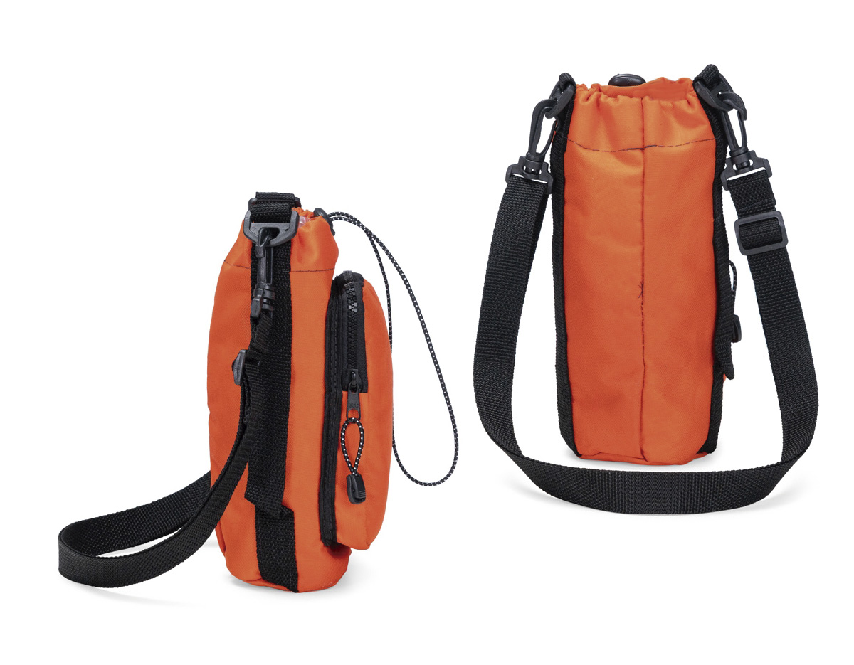 Porta garrafa confeccionado em Oxford resistente à água. Conta com elástico para fechamento, bolso frontal com fechamento em zíper, alça lateral fixa e alça transversal ajustável em nylon.