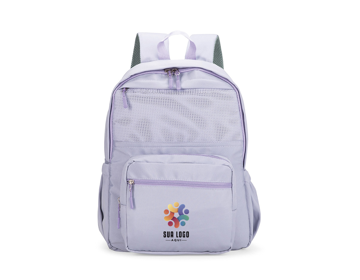Mochila em Oxford impermeável com fechamento em zíper e capacidade máxima de até 23 litros. Apresenta divisória interna para notebooks de até 15,6 polegadas. Conta ainda com três bolsos frontais em tamanhos diferentes, incluindo bolso superior em tela de malha para itens úmidos, além de dois bolsos laterais com elástico, alça de mão em nylon e duas alças de ombro com revestimento em espuma respirável.