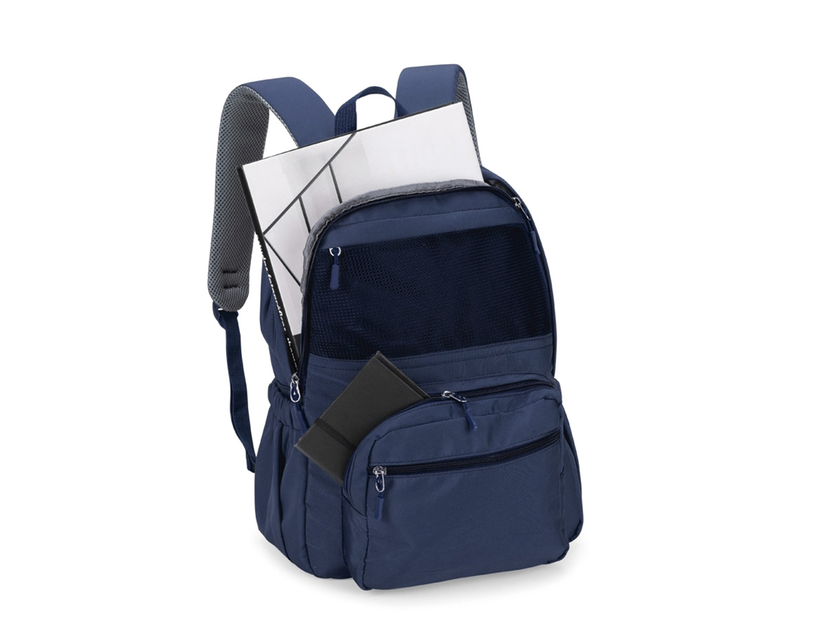 Mochila em Oxford impermeável com fechamento em zíper e capacidade máxima de até 23 litros. Apresenta divisória interna para notebooks de até 15,6 polegadas. Conta ainda com três bolsos frontais em tamanhos diferentes, incluindo bolso superior em tela de malha para itens úmidos, além de dois bolsos laterais com elástico, alça de mão em nylon e duas alças de ombro com revestimento em espuma respirável.