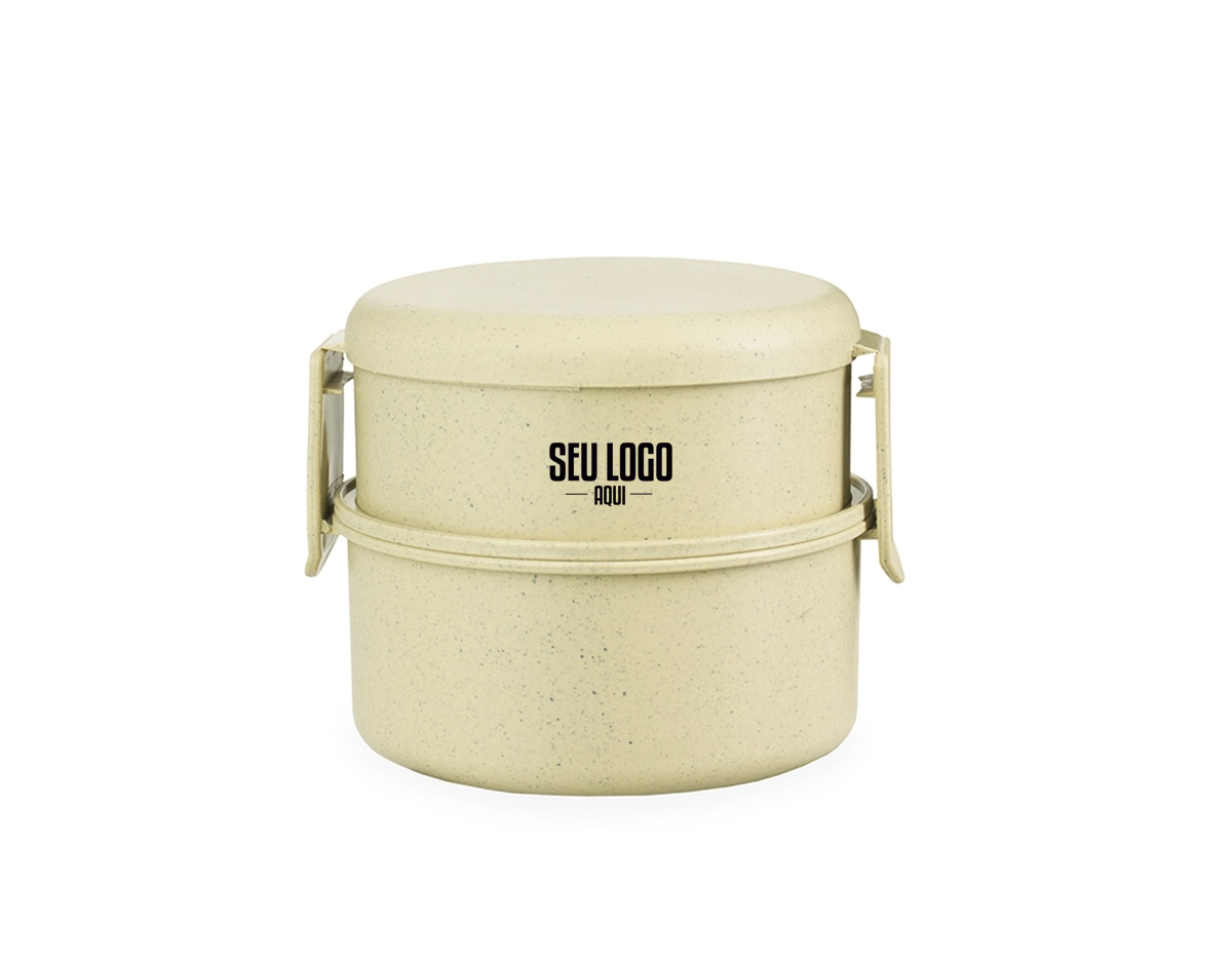 Marmita dupla em plástico livre de BPA com capacidade total de até 700ml. Apresenta dois potes em tamanhos diferentes: o menor com capacidade para 300 ml e o maior para 400 ml. Possui uma tampa para o pote inferior e outra, com travas laterais, que permite unir ambos os potes.