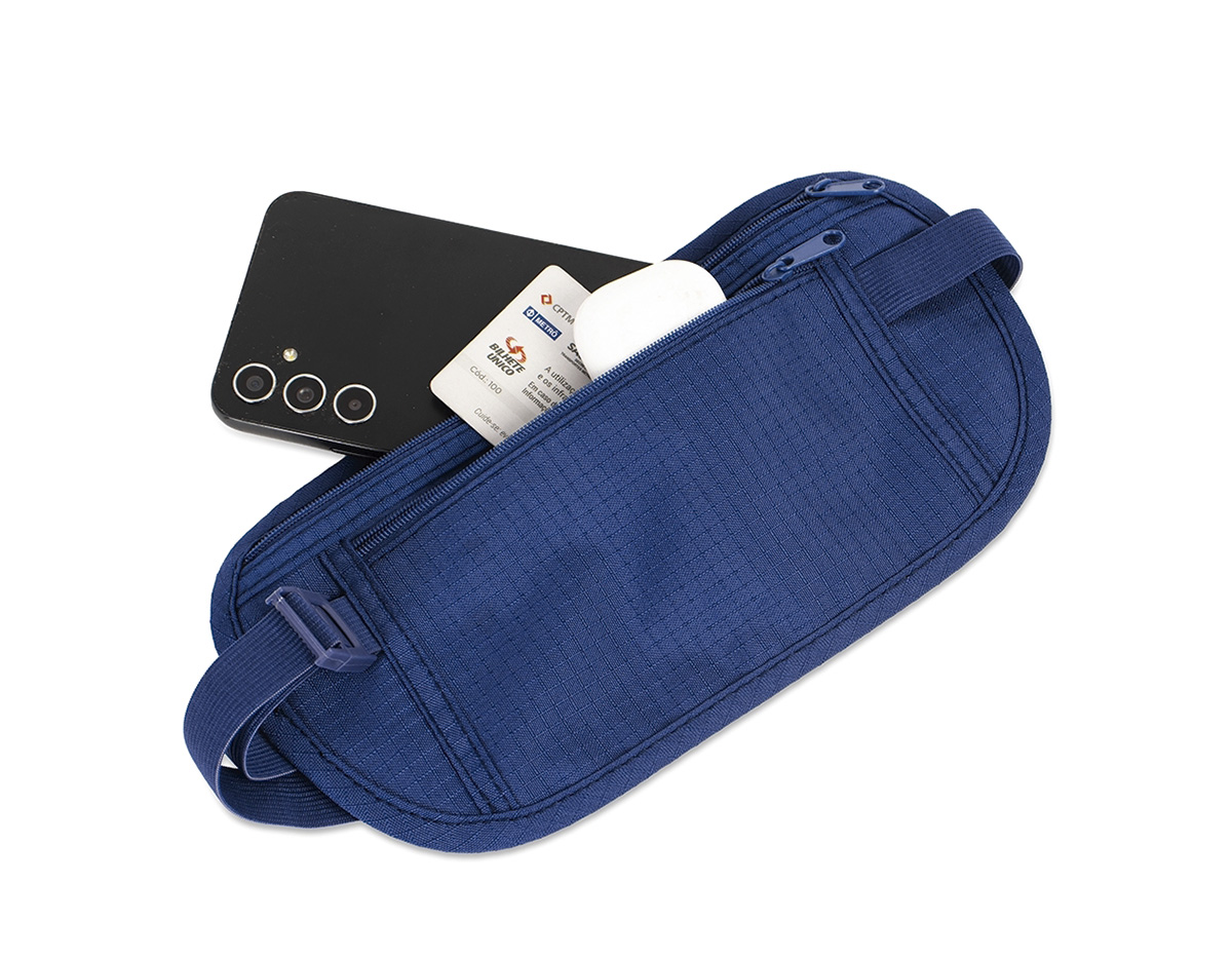 Pochete tipo doleira confeccionada em nylon, com design compacto e discreto, ideal para transportar itens pessoais com mais segurança. Possui dois bolsos de tamanhos diferentes que facilitam a organização de objetos essenciais. Conta com cinto elástico ajustável e fivela de encaixe, proporcionando conforto e praticidade no uso diário, especialmente em viagens, passeios ou atividades ao ar livre.