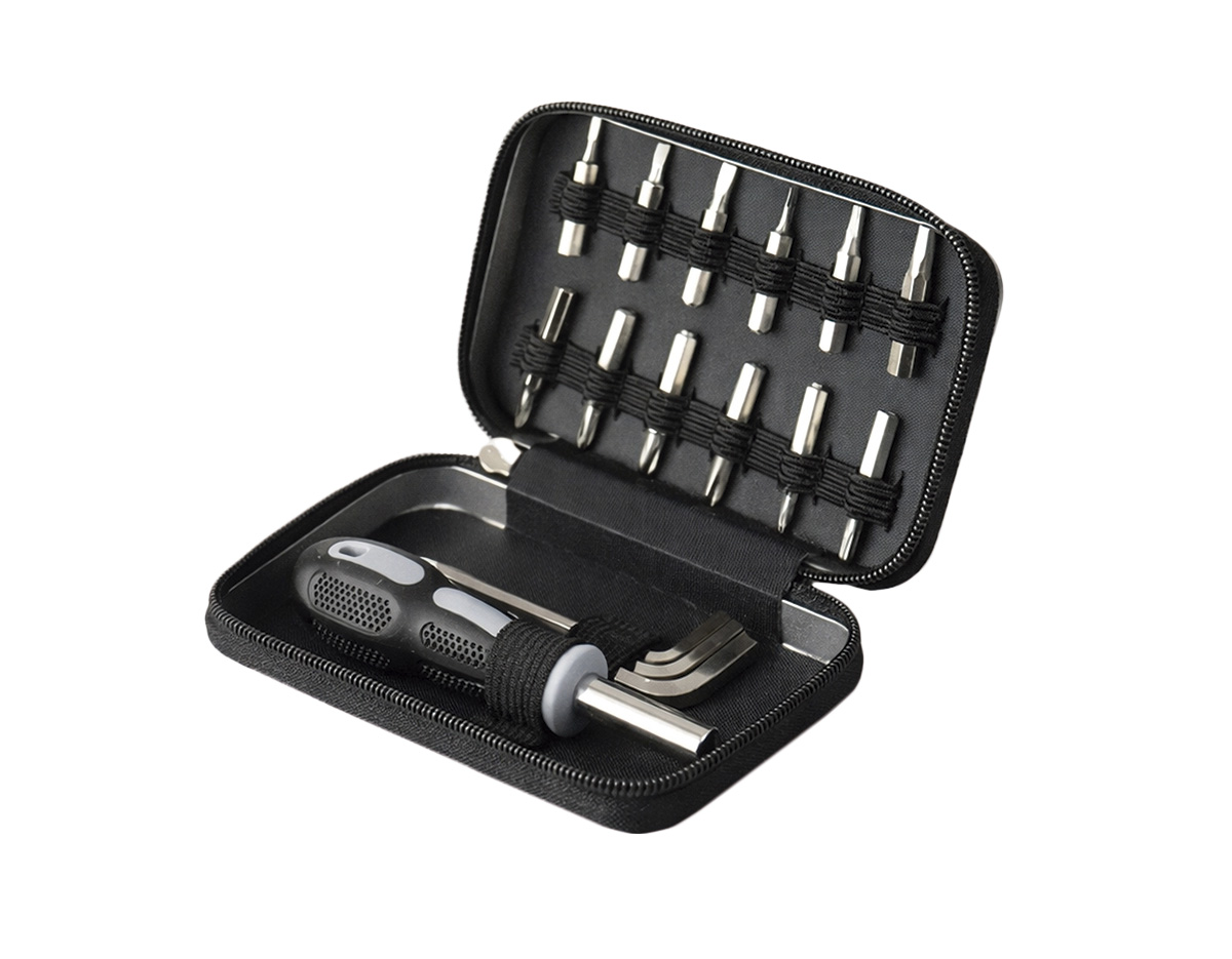 Kit de ferramentas com 16 peças em aço carbono. O conjunto apresenta uma chave porta-bits com ponta magnética, cabo ergonômico em plástico polipropileno (PP) e TPE, 3 chaves L com pontas hexagonais e 12 bits em tamanhos diferentes, incluindo 4 com ponta Phillips, 4 em fenda, 2 Torx e 2 em Allen. Acompanha estojo em aço estanhado com bordas em Oxford e fechamento em zíper.