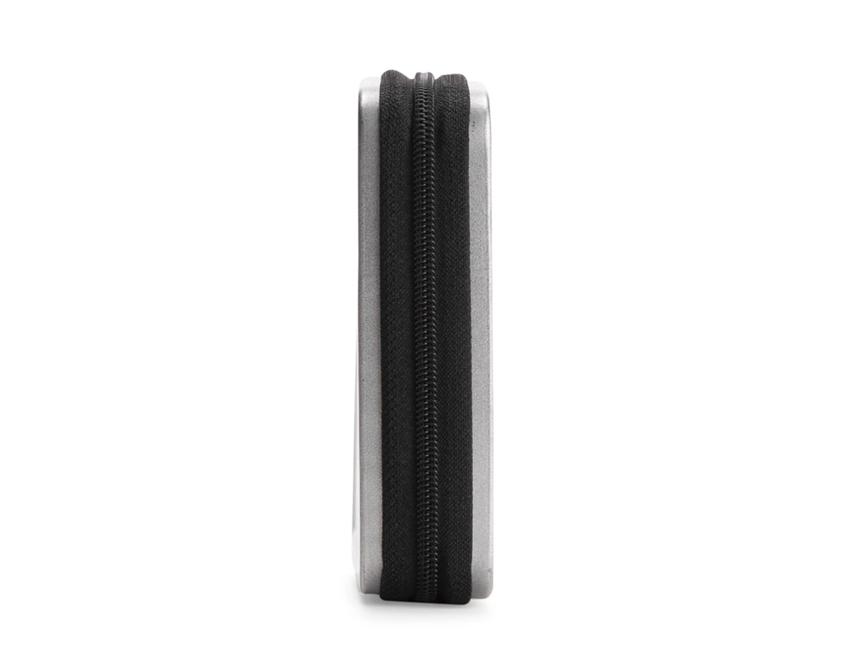 Kit de ferramentas com 16 peças em aço carbono. O conjunto apresenta uma chave porta-bits com ponta magnética, cabo ergonômico em plástico polipropileno (PP) e TPE, 3 chaves L com pontas hexagonais e 12 bits em tamanhos diferentes, incluindo 4 com ponta Phillips, 4 em fenda, 2 Torx e 2 em Allen. Acompanha estojo em aço estanhado com bordas em Oxford e fechamento em zíper.