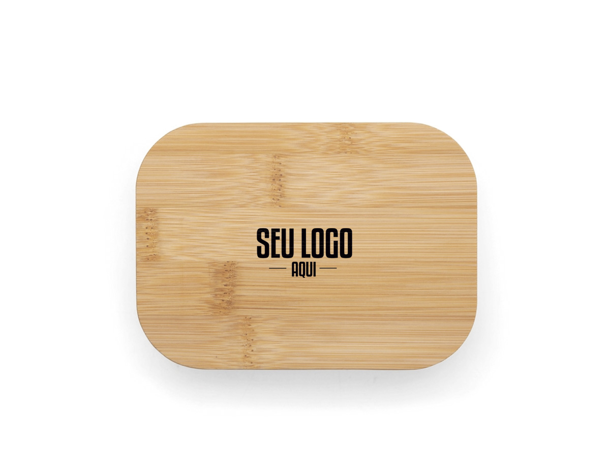Marmita confeccionada em vidro borossilicato, material resistente e adequado para o armazenamento de alimentos. Possui capacidade de até 300 ml e tampa hermética em bambu, que auxilia na vedação e na conservação dos alimentos. Seu design funcional e elegante torna o produto ideal para o transporte de pequenas refeições no dia a dia.