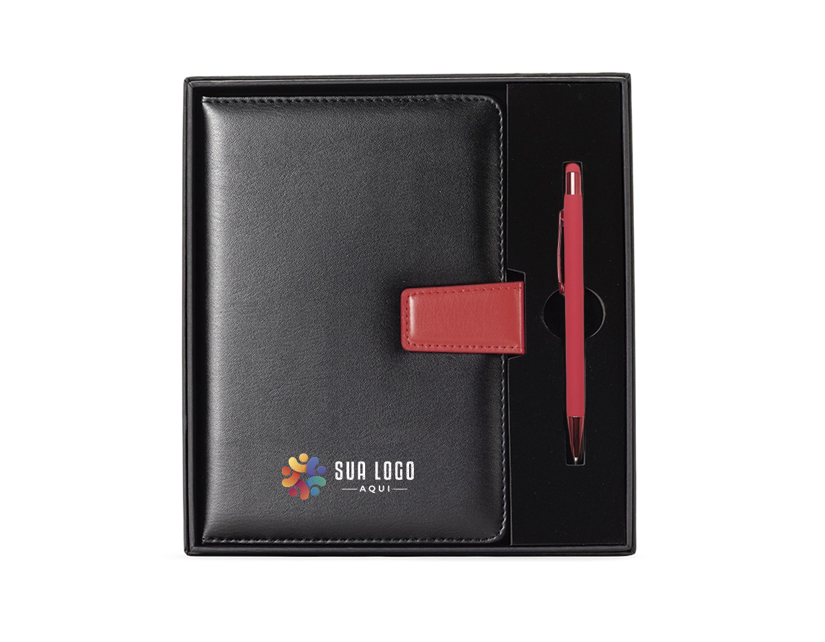 Kit executivo com duas peças, composto por uma caderneta de capa em couro sintético com fechamento magnético e cerca de 80 folhas pautadas, e uma caneta em metal com detalhes em plástico, ponteira emborrachada para uso em dispositivos touchscreen e carga esferográfica azul de 1,0 mm. Acompanha uma caixa de papelão com berço em espuma para a caneta.