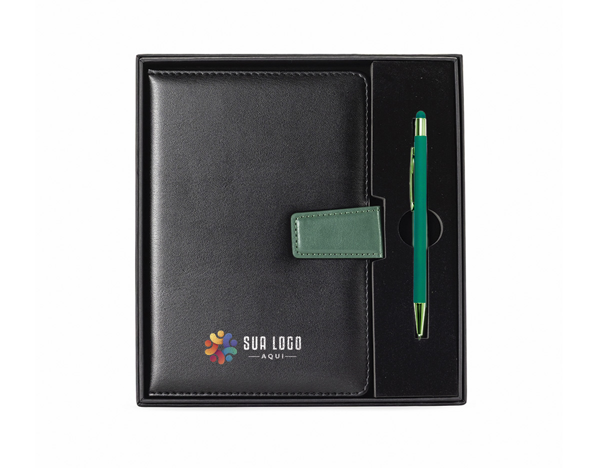 Kit executivo com duas peças, composto por uma caderneta de capa em couro sintético com fechamento magnético e cerca de 80 folhas pautadas, e uma caneta em metal com detalhes em plástico, ponteira emborrachada para uso em dispositivos touchscreen e carga esferográfica azul de 1,0 mm. Acompanha uma caixa de papelão com berço em espuma para a caneta.