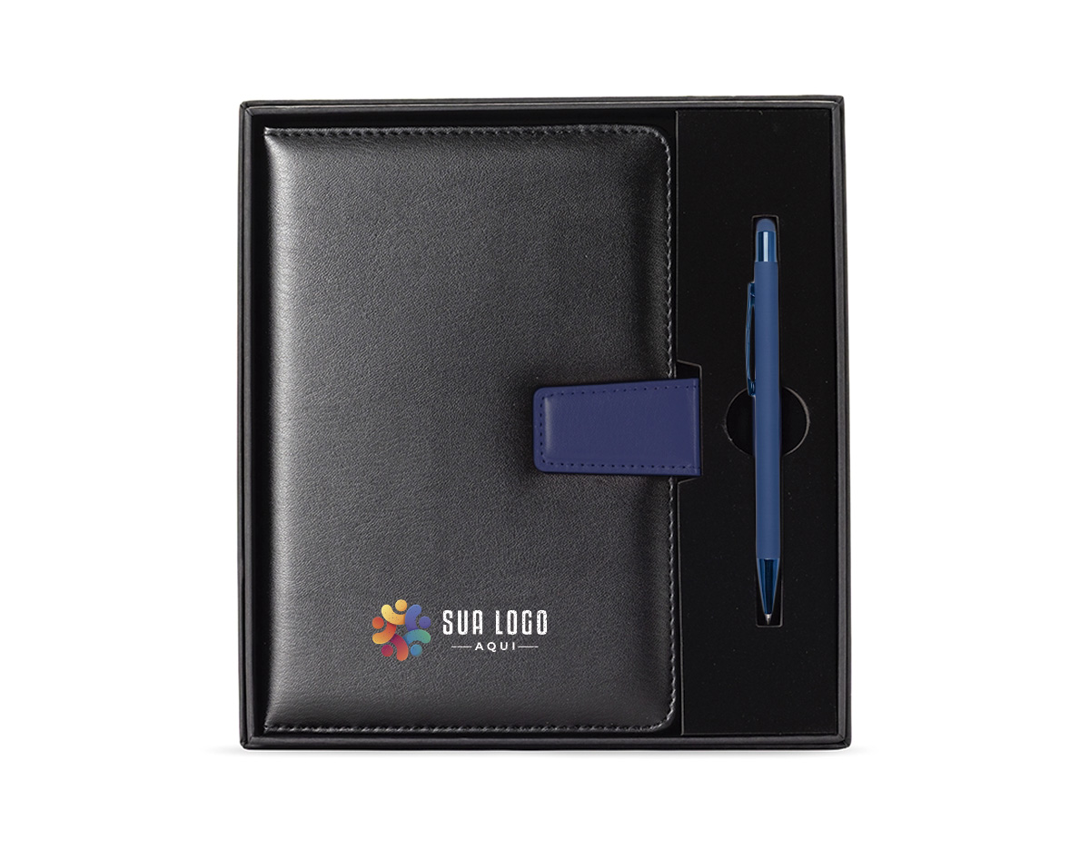 Kit executivo com duas peças, composto por uma caderneta de capa em couro sintético com fechamento magnético e cerca de 80 folhas pautadas, e uma caneta em metal com detalhes em plástico, ponteira emborrachada para uso em dispositivos touchscreen e carga esferográfica azul de 1,0 mm. Acompanha uma caixa de papelão com berço em espuma para a caneta.