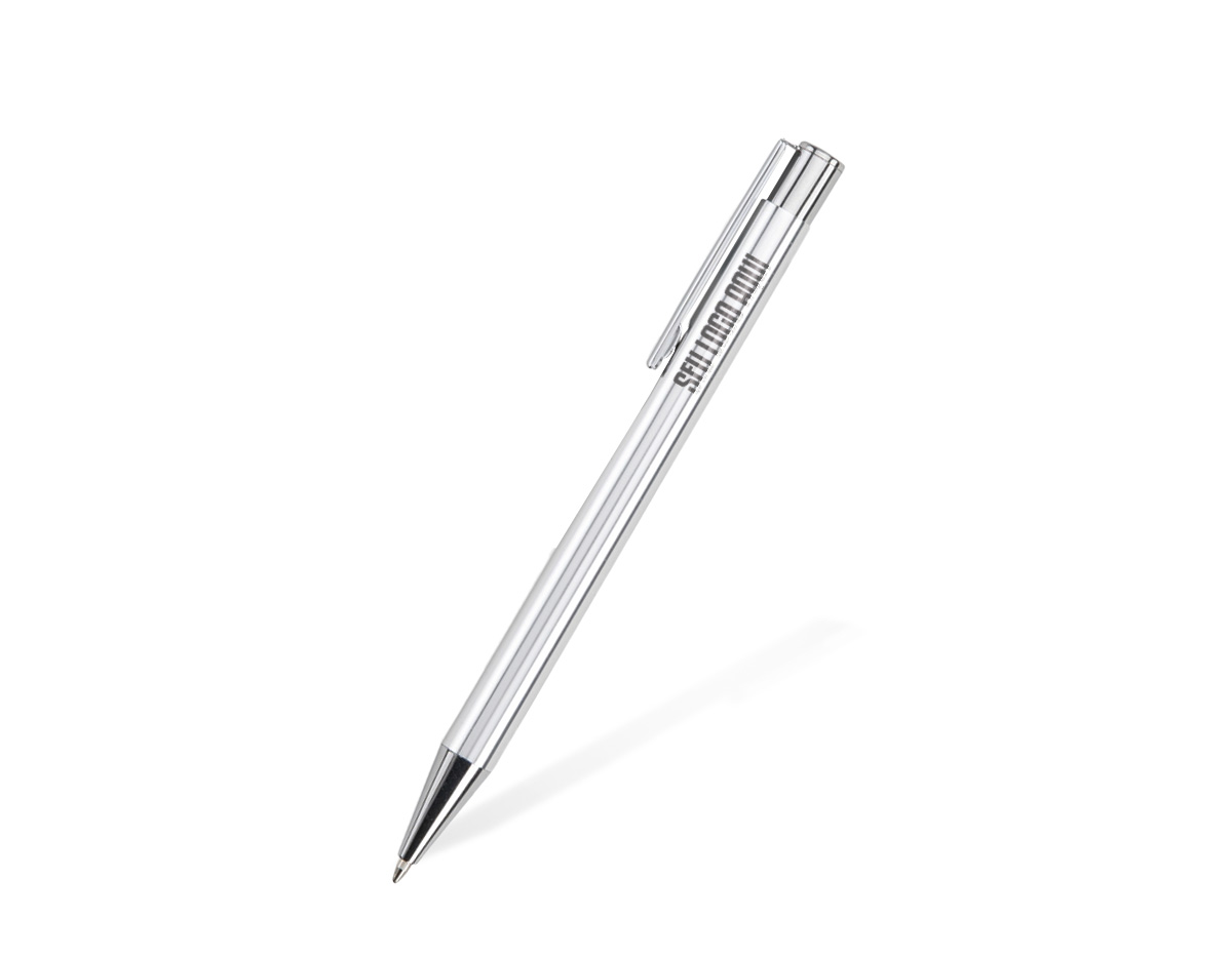 Caneta metálica com acabamento brilhante, que confere elegância e sofisticação ao design. Possui acionamento por clique, oferecendo praticidade no uso diário, além de carga esferográfica azul de 1,0 mm que proporciona escrita suave e uniforme. Resistente e funcional, é uma opção versátil para ambientes profissionais, atividades acadêmicas ou ações promocionais.