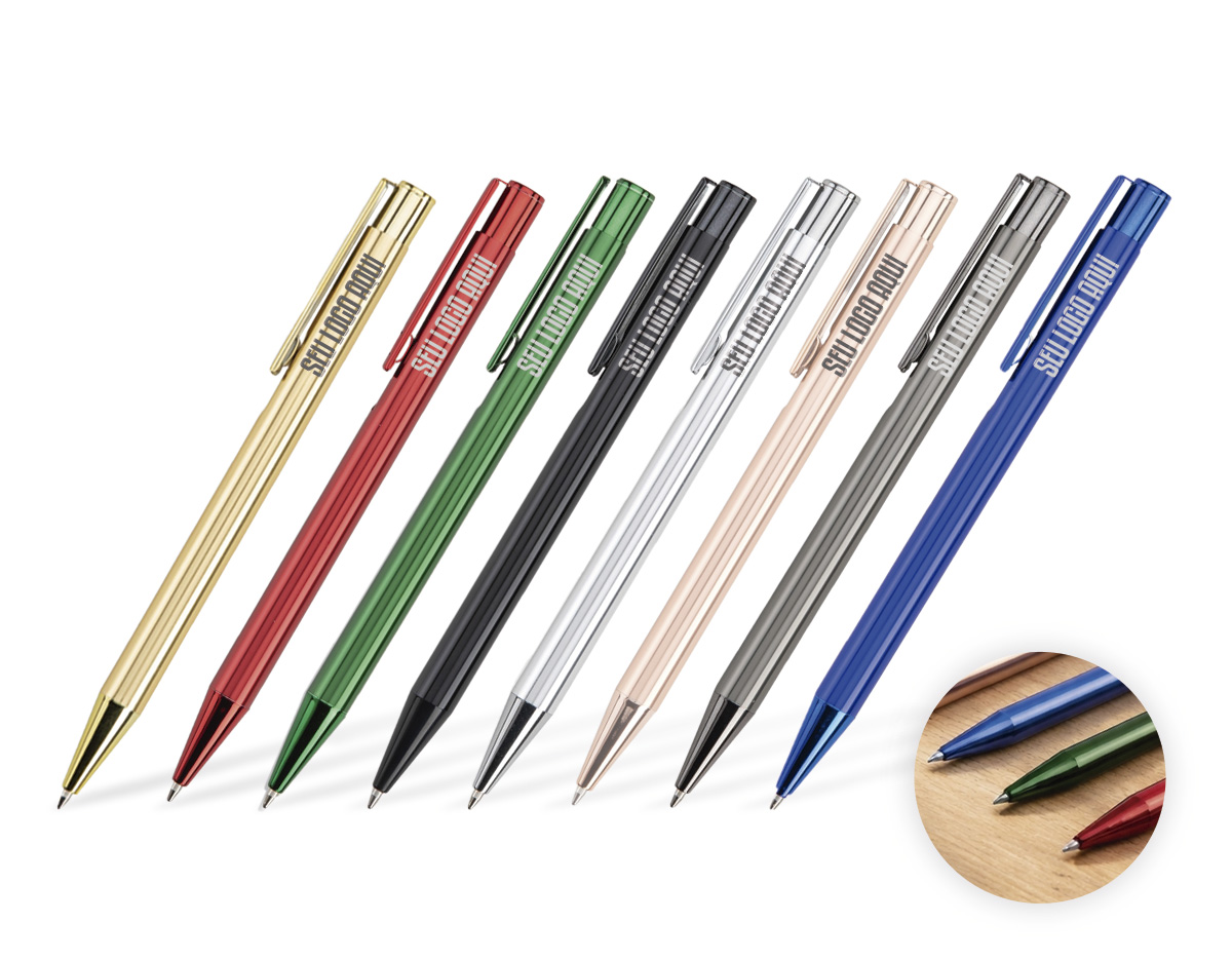 Caneta metálica com acabamento brilhante, que confere elegância e sofisticação ao design. Possui acionamento por clique, oferecendo praticidade no uso diário, além de carga esferográfica azul de 1,0 mm que proporciona escrita suave e uniforme. Resistente e funcional, é uma opção versátil para ambientes profissionais, atividades acadêmicas ou ações promocionais.