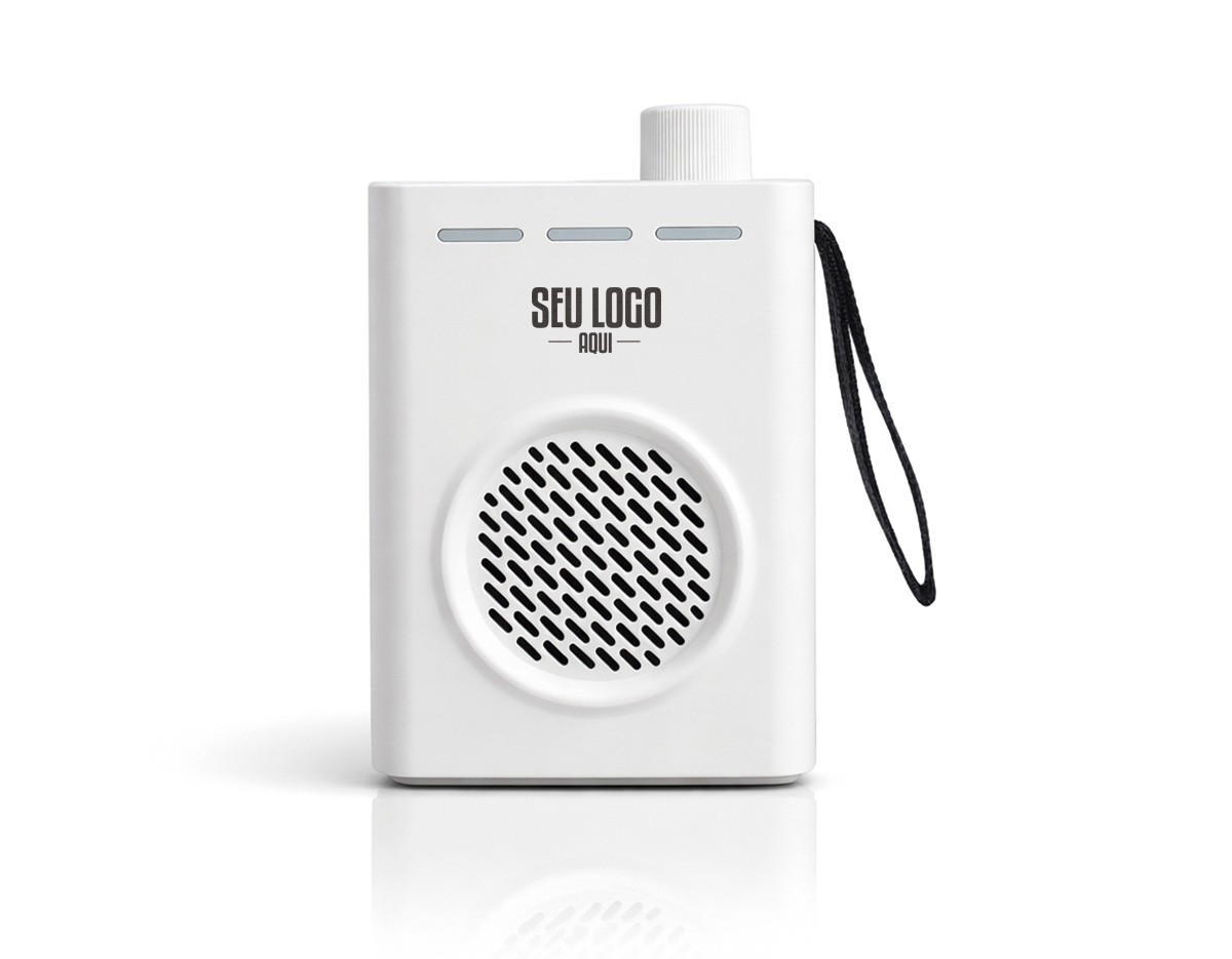 Caixa de som multimídia com estrutura em plástico e iluminação RGB ajustável na parte frontal. Possui conexão Bluetooth 5.4 e rádio FM, além de entradas USB-A e TF (microSD) para a reprodução de arquivos MP3 via pen drives e cartões microSD. Conta ainda com painel de botões na parte superior, base antiderrapante, alça lateral em nylon e entrada USB-C para carregamento do aparelho. Acompanha cabo USB-C.