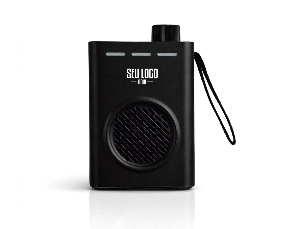 Caixa de som multimídia com estrutura em plástico e iluminação RGB ajustável na parte frontal. Possui conexão Bluetooth 5.4 e rádio FM, além de entradas USB-A e TF (microSD) para a reprodução de arquivos MP3 via pen drives e cartões microSD. Conta ainda com painel de botões na parte superior, base antiderrapante, alça lateral em nylon e entrada USB-C para carregamento do aparelho. Acompanha cabo USB-C.