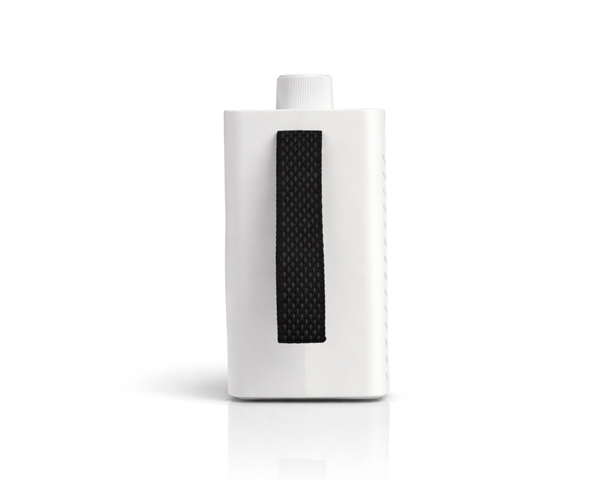Caixa de som multimídia com estrutura em plástico e iluminação RGB ajustável na parte frontal. Possui conexão Bluetooth 5.4 e rádio FM, além de entradas USB-A e TF (microSD) para a reprodução de arquivos MP3 via pen drives e cartões microSD. Conta ainda com painel de botões na parte superior, base antiderrapante, alça lateral em nylon e entrada USB-C para carregamento do aparelho. Acompanha cabo USB-C.