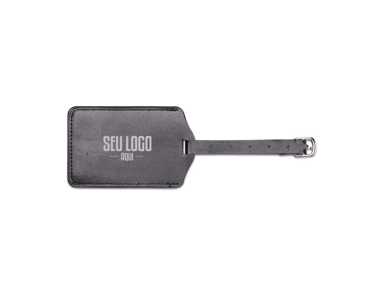 Tag identificadora para bagagem confeccionado em couro sintético. Possui visor em plástico transparente e etiqueta em papel cartão no tamanho 5,5 x 8,5 cm para o preenchimento de dados pessoais, além de alça com fivela metálica e cinco níveis de ajuste.
