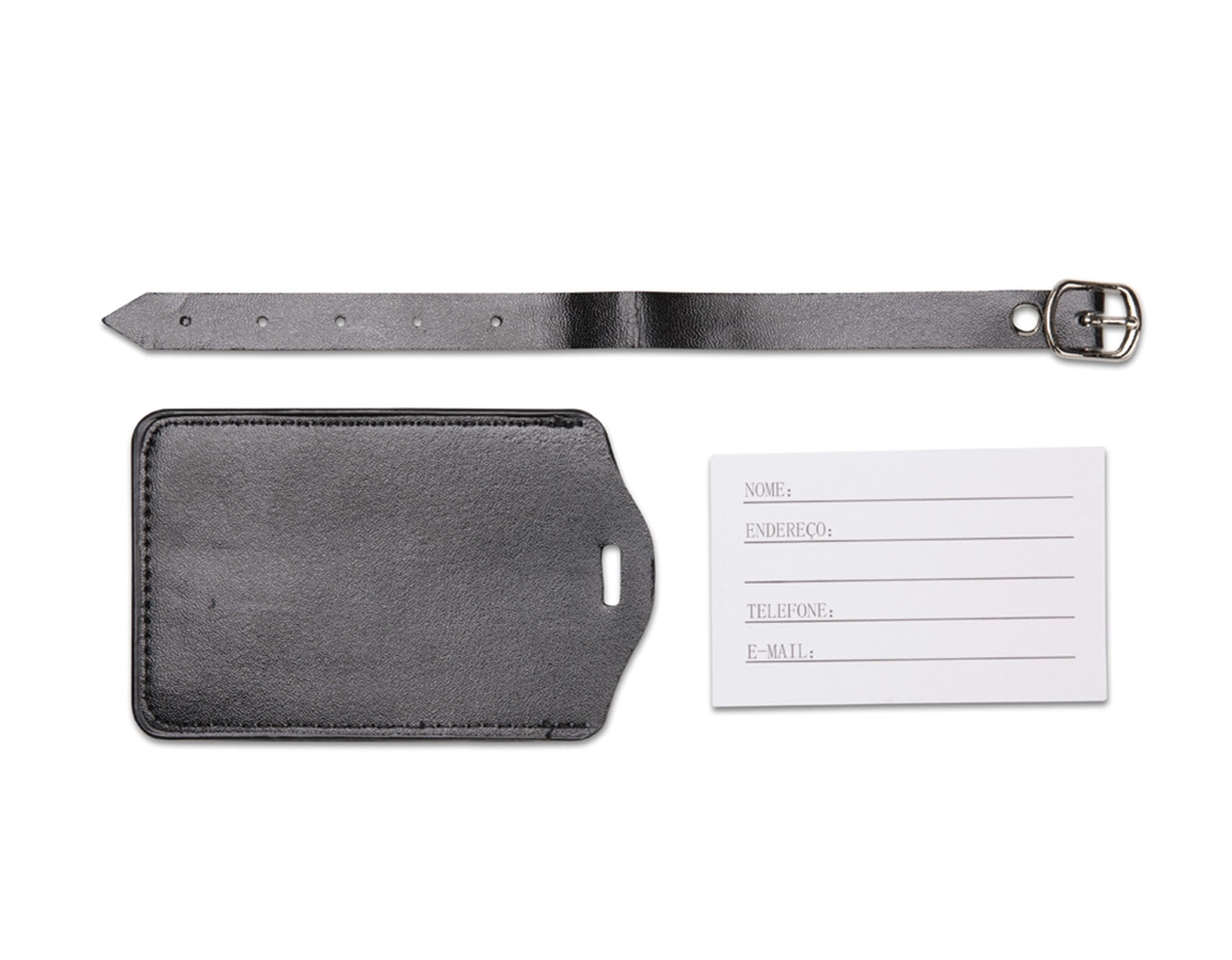 Tag identificadora para bagagem confeccionado em couro sintético. Possui visor em plástico transparente e etiqueta em papel cartão no tamanho 5,5 x 8,5 cm para o preenchimento de dados pessoais, além de alça com fivela metálica e cinco níveis de ajuste.