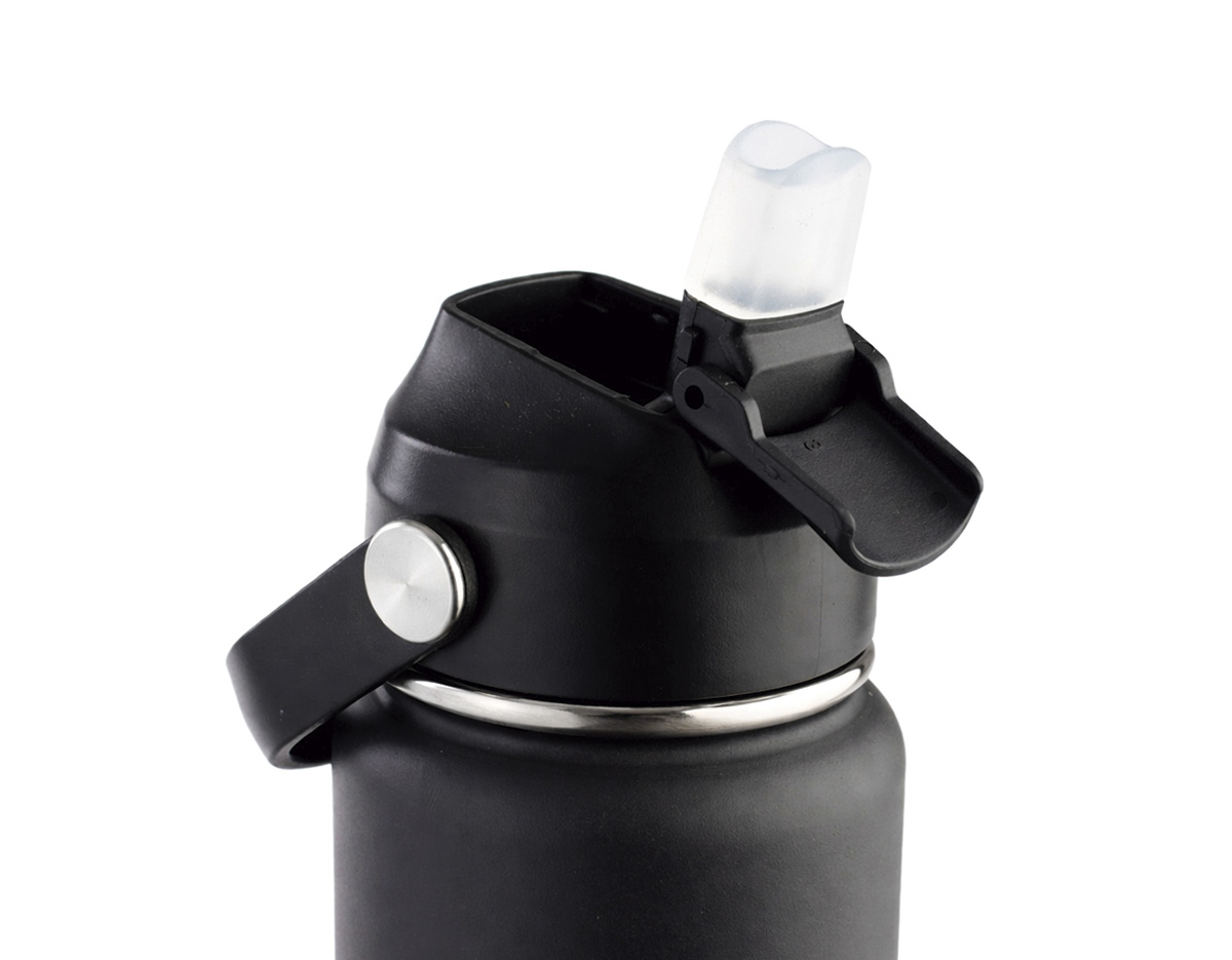 Garrafa térmica de parede dupla com parte externa em inox 201 com pintura eletrostática e camada interna em inox 304. Possui capacidade de até 600ml, tampa rosqueável em plástico polipropileno (PP), bico retrátil em silicone com protetor em plástico e alça em borracha termoplástica (TRP). Acompanha canudo plástico para encaixe interno.