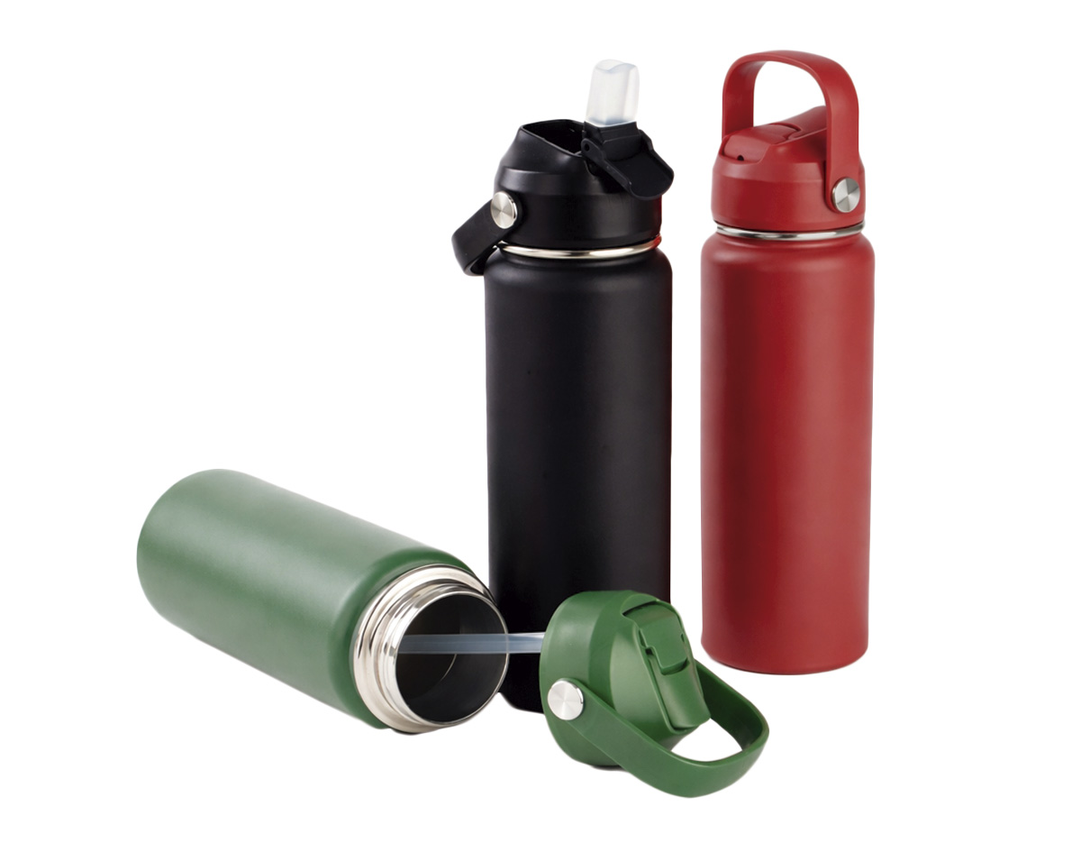 Garrafa térmica de parede dupla com parte externa em inox 201 com pintura eletrostática e camada interna em inox 304. Possui capacidade de até 600ml, tampa rosqueável em plástico polipropileno (PP), bico retrátil em silicone com protetor em plástico e alça em borracha termoplástica (TRP). Acompanha canudo plástico para encaixe interno.