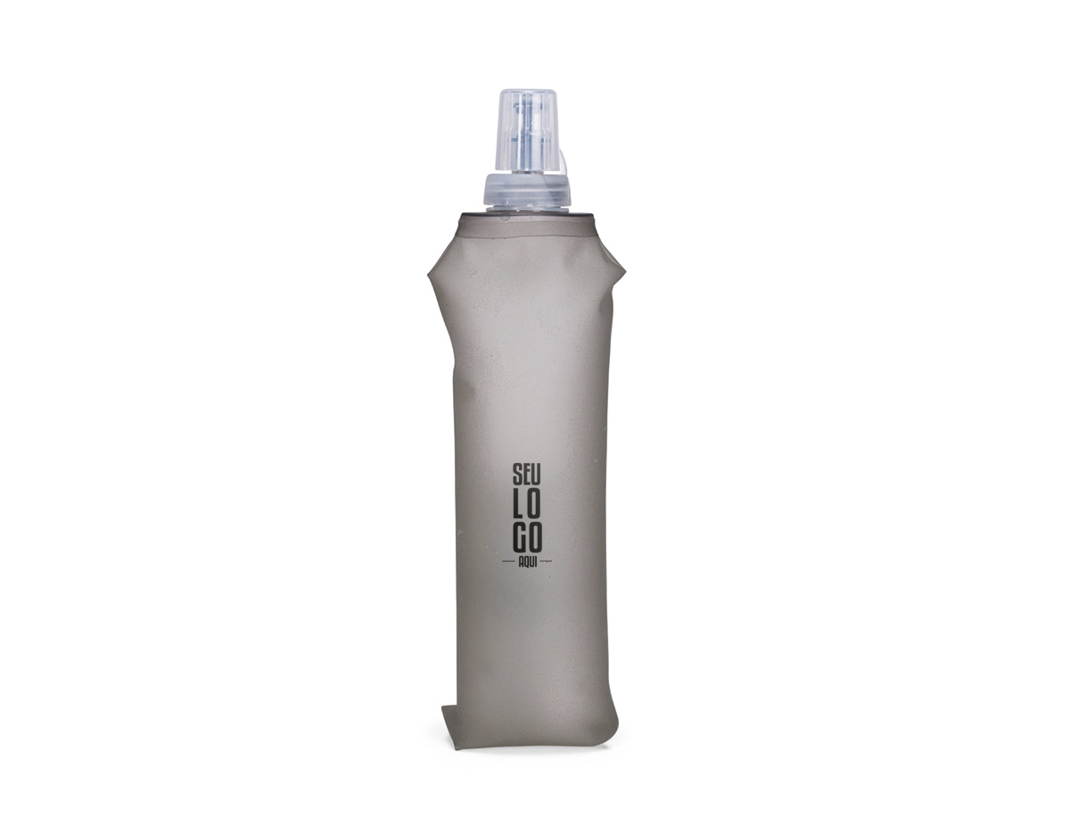Squeeze dobrável feito em poliuretano termoplástico (TPU) livre de BPA. Possui capacidade máxima de 500ml, bico rosqueável com protetor de encaixe em plástico e topo em silicone macio, que permite o consumo de líquidos ao morder levemente a ponta após inclinar o squeeze.