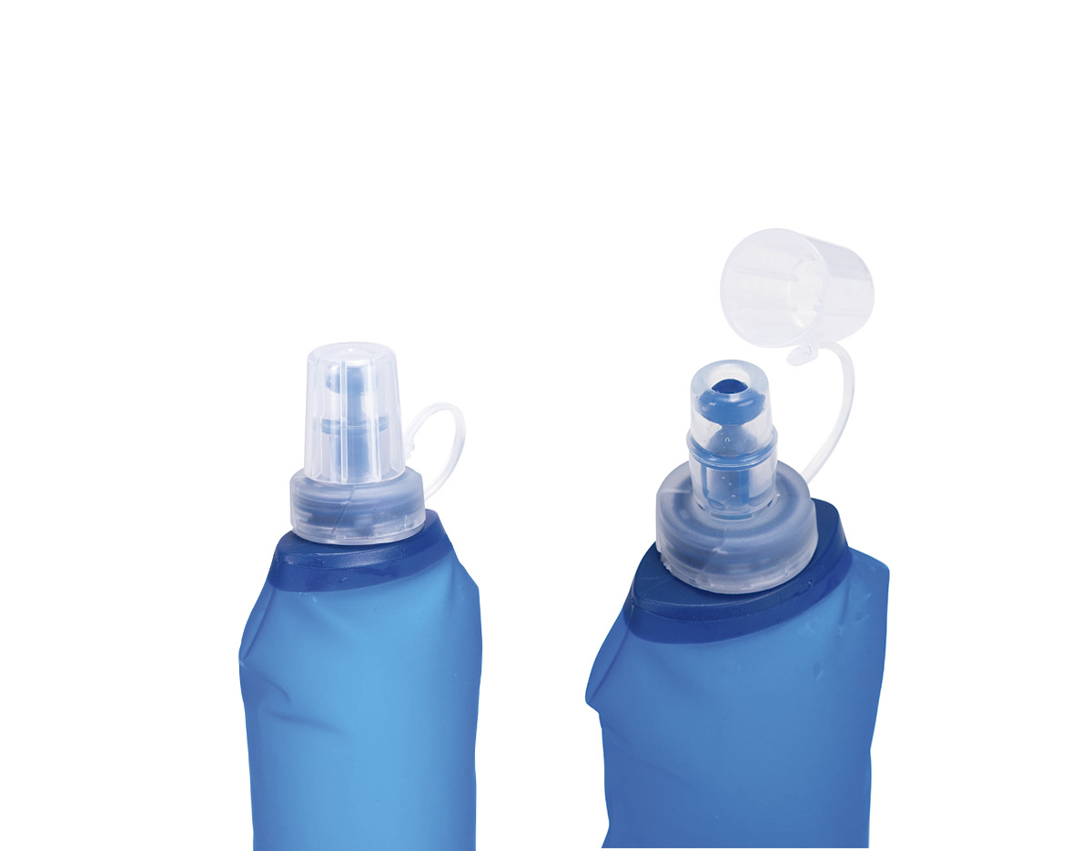Squeeze dobrável feito em poliuretano termoplástico (TPU) livre de BPA. Possui capacidade máxima de 500ml, bico rosqueável com protetor de encaixe em plástico e topo em silicone macio, que permite o consumo de líquidos ao morder levemente a ponta após inclinar o squeeze.