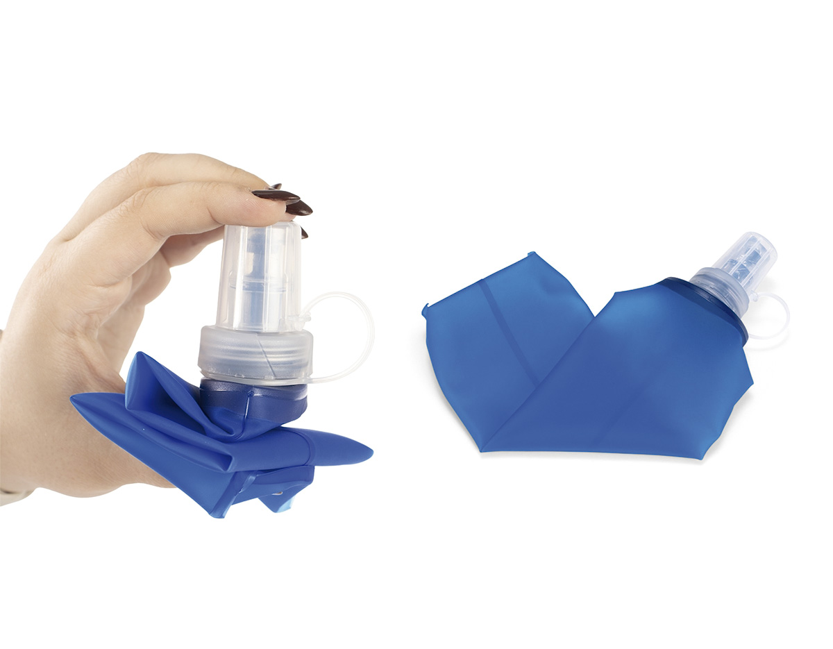 Squeeze dobrável feito em poliuretano termoplástico (TPU) livre de BPA. Possui capacidade máxima de 500ml, bico rosqueável com protetor de encaixe em plástico e topo em silicone macio, que permite o consumo de líquidos ao morder levemente a ponta após inclinar o squeeze.