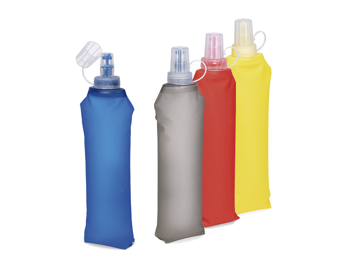 Squeeze dobrável feito em poliuretano termoplástico (TPU) livre de BPA. Possui capacidade máxima de 500ml, bico rosqueável com protetor de encaixe em plástico e topo em silicone macio, que permite o consumo de líquidos ao morder levemente a ponta após inclinar o squeeze.