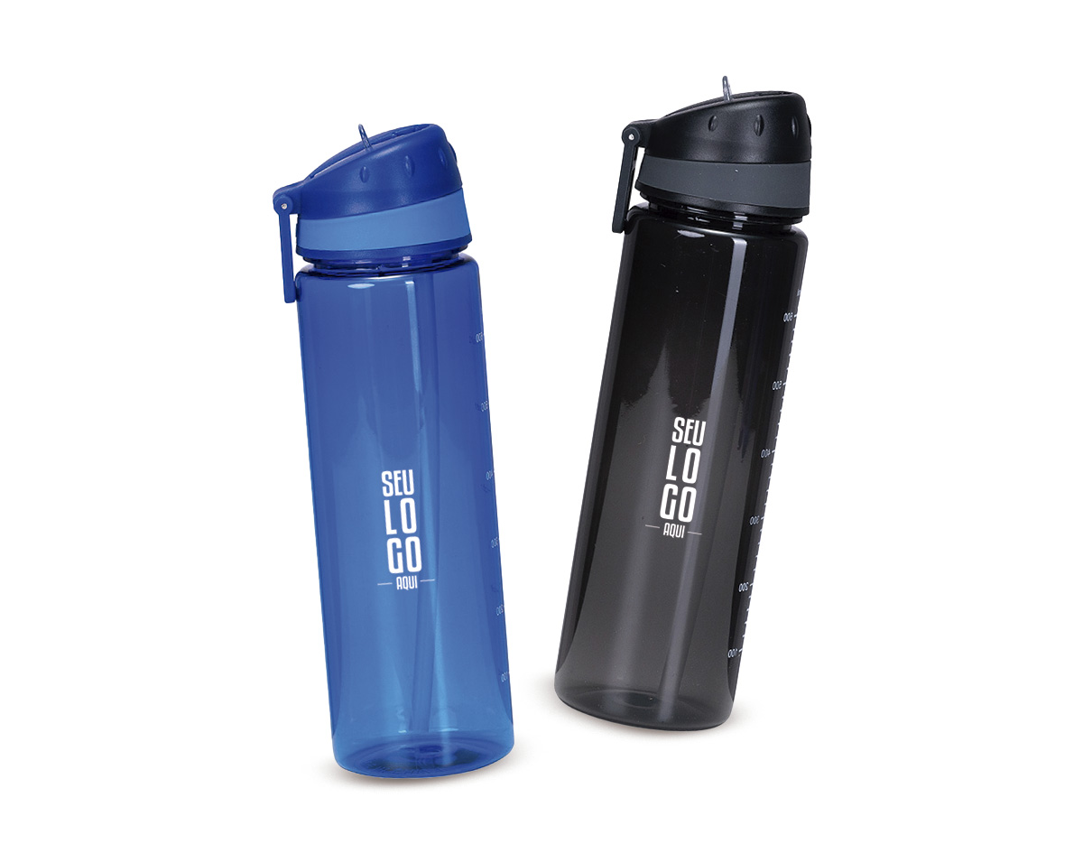 Squeeze de 700ml em plástico AS livre de BPA, com design funcional e prático para o dia a dia. Possui tampa com bico flip, canudo removível e vedação em silicone, garantindo segurança no uso. Conta ainda com alça para transporte, sendo uma ótima opção de brinde promocional com excelente área para personalização.