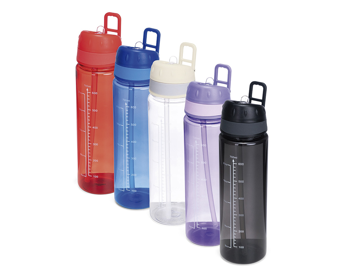 Squeeze de 700ml em plástico AS livre de BPA, com design funcional e prático para o dia a dia. Possui tampa com bico flip, canudo removível e vedação em silicone, garantindo segurança no uso. Conta ainda com alça para transporte, sendo uma ótima opção de brinde promocional com excelente área para personalização.