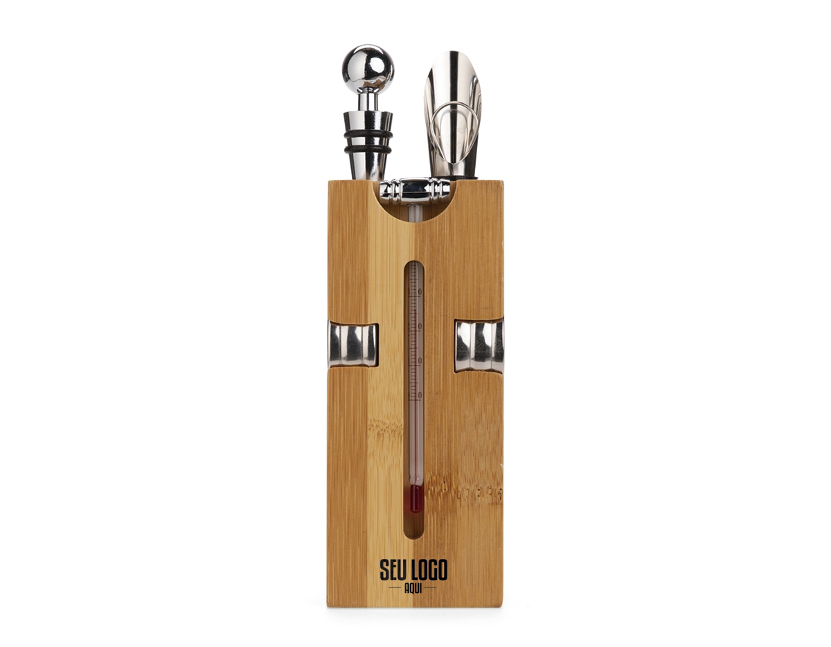 Kit vinho composto por 6 itens: saca-rolhas de um estágio em inox com cabo de bambu, dois anéis corta-gotas (wine collar) em liga de zinco e feltro, termômetro em vidro com detalhes em liga de zinco, além de bico dosador em liga de zinco com detalhes em silicone e tampa de bico em inox, com partes em zinco e silicone. Acompanha suporte em bambu para acomodar os itens do conjunto.