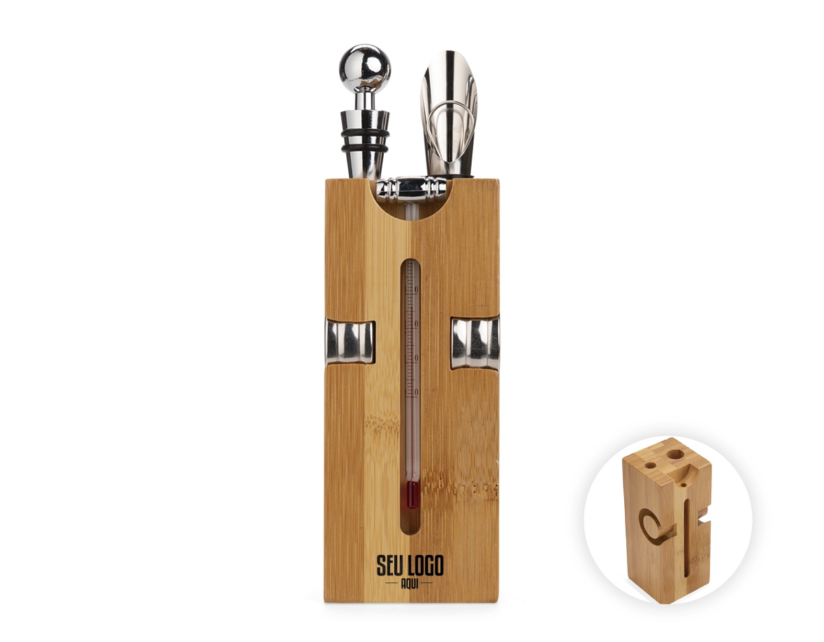 Kit vinho composto por 6 itens: saca-rolhas de um estágio em inox com cabo de bambu, dois anéis corta-gotas (wine collar) em liga de zinco e feltro, termômetro em vidro com detalhes em liga de zinco, além de bico dosador em liga de zinco com detalhes em silicone e tampa de bico em inox, com partes em zinco e silicone. Acompanha suporte em bambu para acomodar os itens do conjunto.