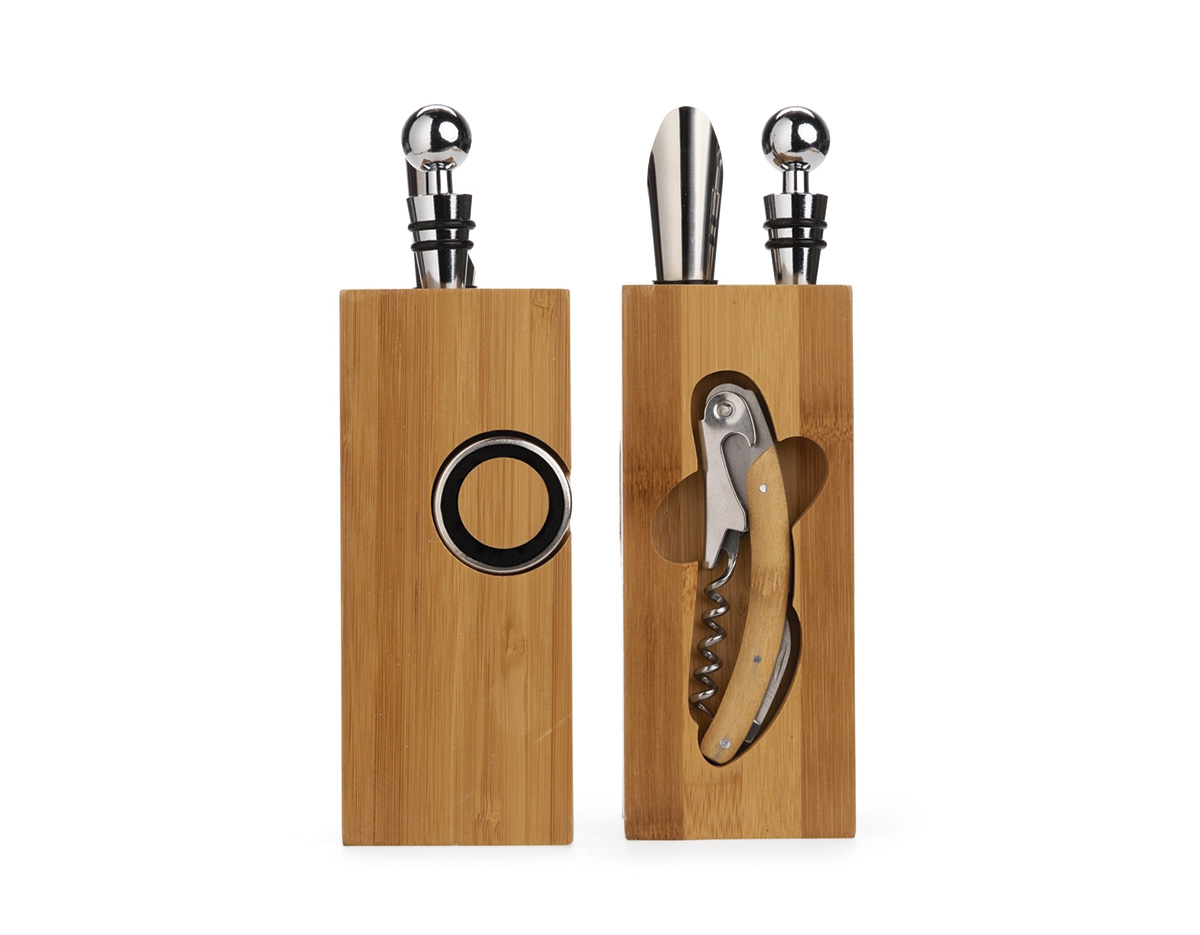 Kit vinho composto por 6 itens: saca-rolhas de um estágio em inox com cabo de bambu, dois anéis corta-gotas (wine collar) em liga de zinco e feltro, termômetro em vidro com detalhes em liga de zinco, além de bico dosador em liga de zinco com detalhes em silicone e tampa de bico em inox, com partes em zinco e silicone. Acompanha suporte em bambu para acomodar os itens do conjunto.