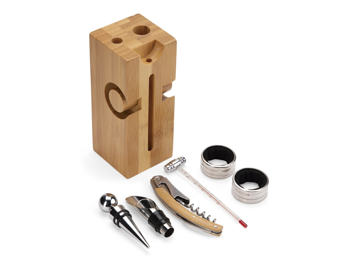 Kit vinho composto por 6 itens: saca-rolhas de um estágio em inox com cabo de bambu, dois anéis corta-gotas (wine collar) em liga de zinco e feltro, termômetro em vidro com detalhes em liga de zinco, além de bico dosador em liga de zinco com detalhes em silicone e tampa de bico em inox, com partes em zinco e silicone. Acompanha suporte em bambu para acomodar os itens do conjunto.