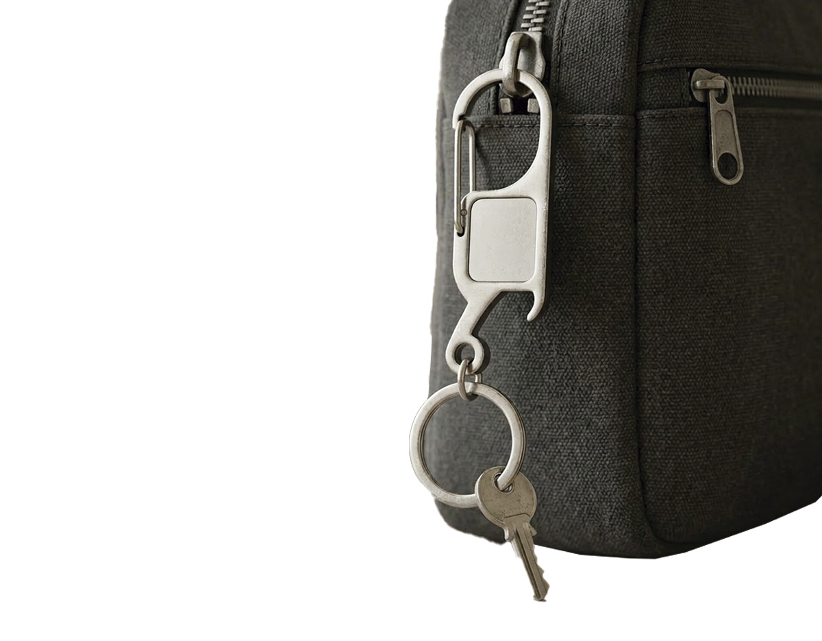 Chaveiro metálico com design prático e multifuncional, equipado com mosquetão que facilita a fixação em mochilas, bolsas ou cintos. Possui abridor de garrafas embutido, oferecendo utilidade no dia a dia e em momentos de lazer. Resistente e compacto, é uma excelente opção de brinde promocional ou corporativo, combinando funcionalidade e durabilidade, além de proporcionar ótima área para personalização e divulgação da marca.